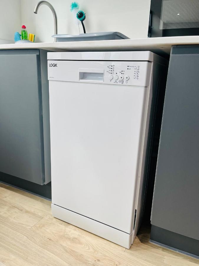 Fully Equipped One Bedroom Apartment Near Old Trafford Stadium! Манчестер Екстер'єр фото
